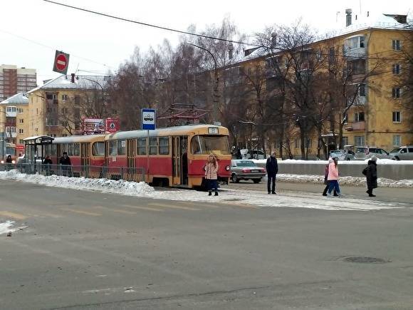 В Екатеринбурге на Уралмаше остановили движение трамваев