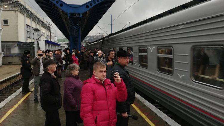 В Севастополе торжественно встретили первый поезд из Петербурга