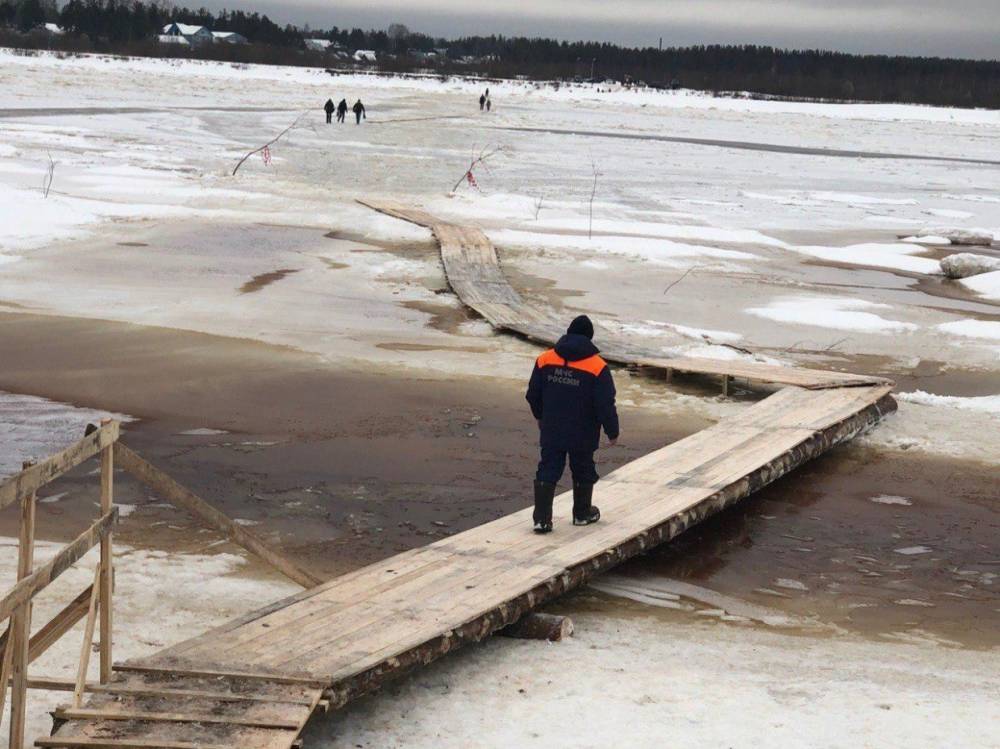 В районе села Усть-уса КамАЗ провалился под лед