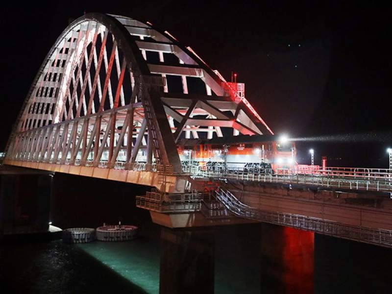 Первый пассажирский поезд на Керченском мосту попал на видео