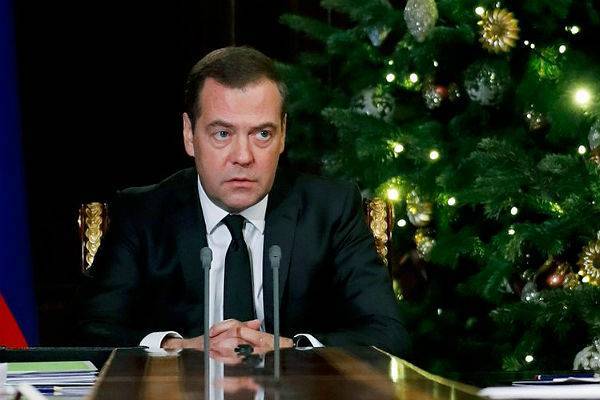 Медведев поручил пресечь продажу «снюса» вне торговых точек