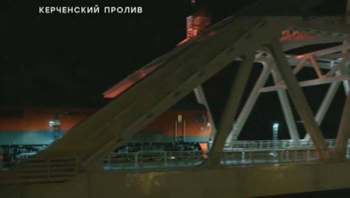 Первый пассажирский поезд прошел по Крымскому мосту
