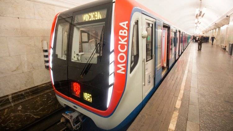 Девушка упала под поезд в московском метро, но выжила
