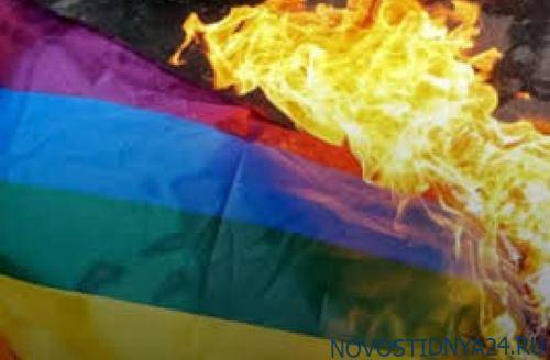 В США жителю штата Айова дали 16 лет за сожжение флага ЛГБТ