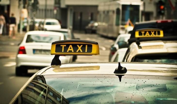 Чиновников собираются пересадить со служебных авто на такси