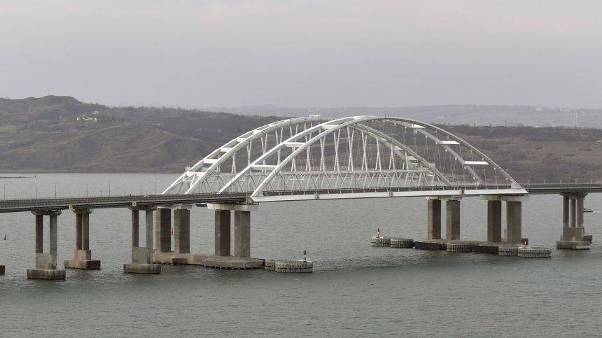 Первый пассажирский поезд из Петербурга проехал по Крымскому мосту