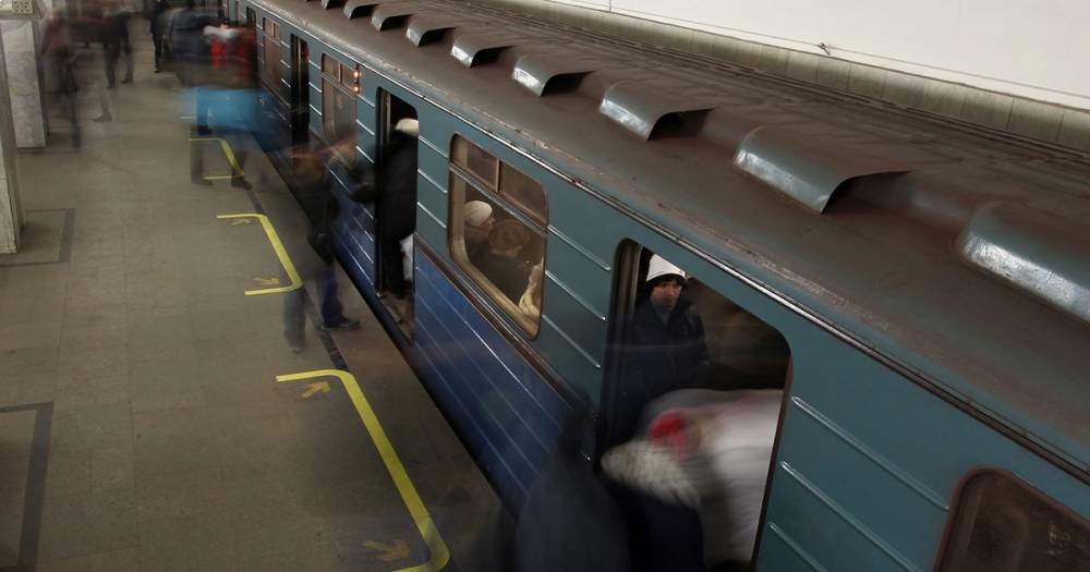 В московском метро пассажир упал на пути