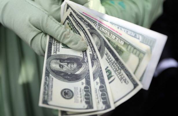 Мужчина ограбил банк и раздал деньги прохожим - newtvnews.ru - шт. Колорадо - USA