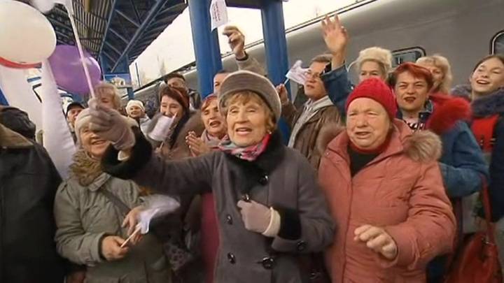 "Семерка" пришла по расписанию: первый за 5 лет пассажирский поезд прибыл в Крым