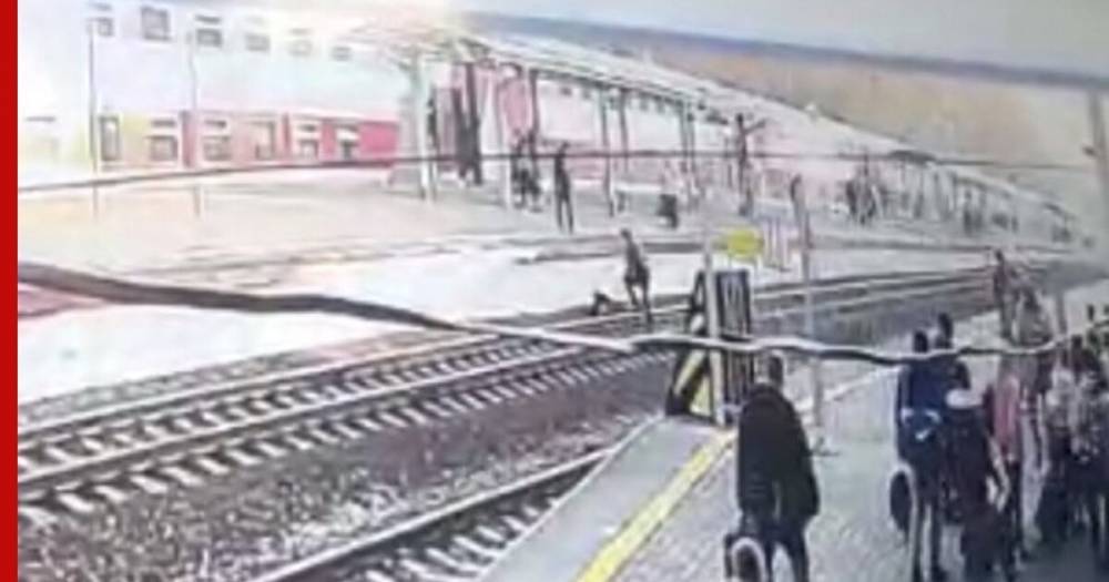 Спасение упавшего с перрона мужчины перед поездом попало на видео