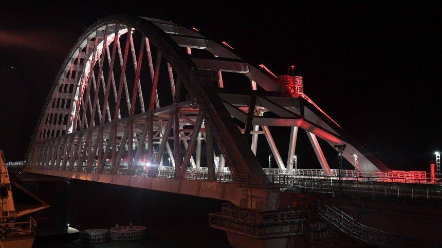 Проезд поезда по Крымскому мосту сняли на видео из кабины машиниста