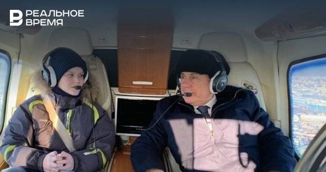 Рустам Минниханов прокатил 11-летнего мальчика на вертолете