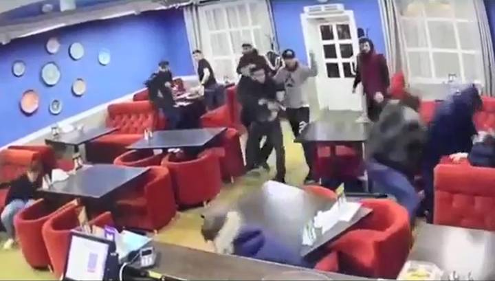 Потасовка со стрельбой в саратовском кафе "Алладин Халял" попала на видео
