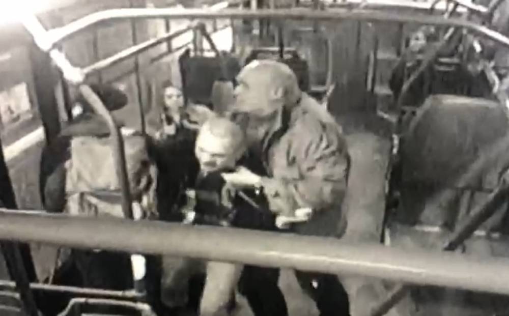 Драка в автобусе, после которой санитару прострелили шею на Вавилова, попала на видео