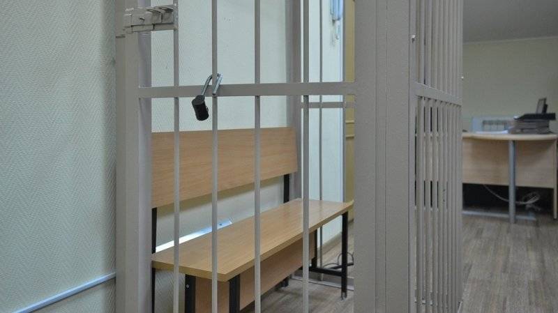 Клишас против «клеток» для обвиняемых в судебных залах