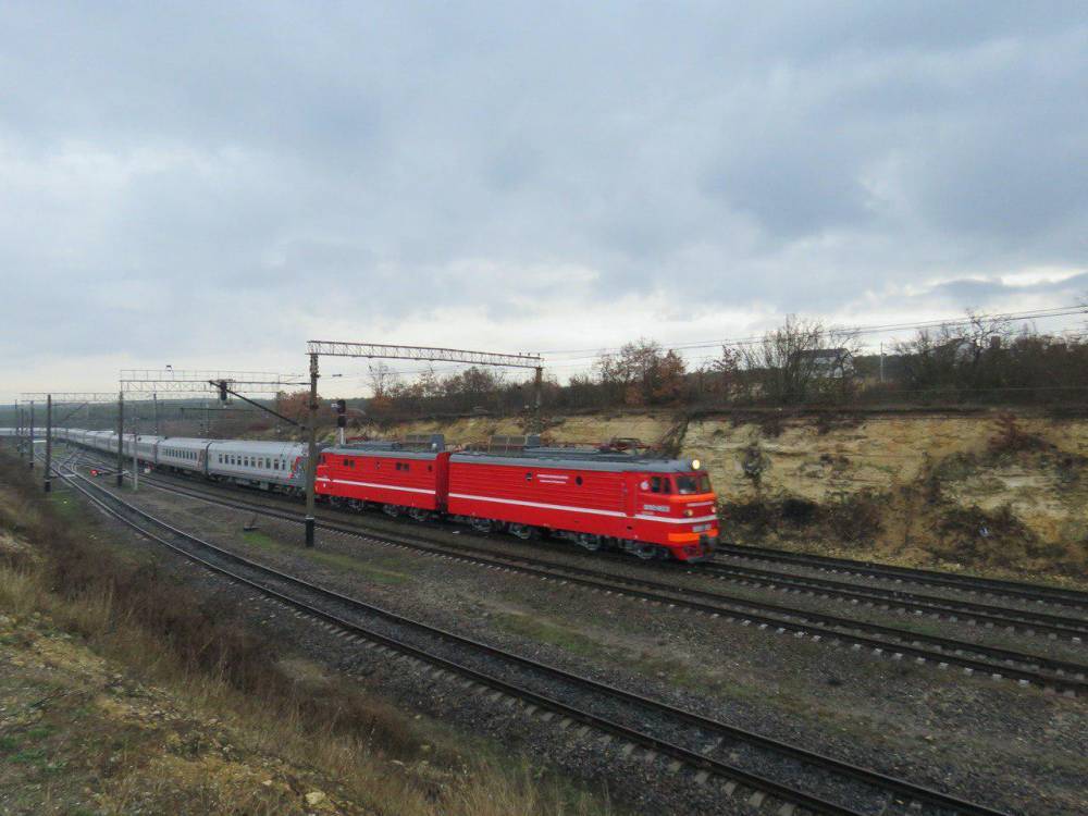 Прибытие первого поезда по мосту в Крым: Украина ответила угрозами и оскорблениями