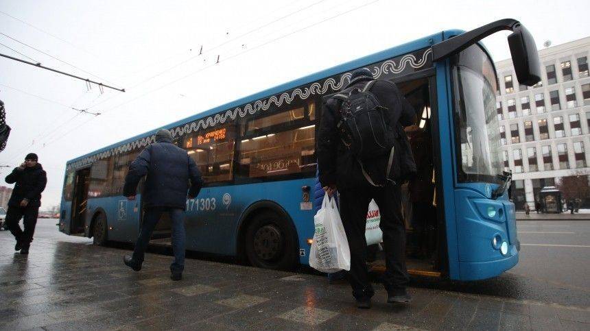 Драка пассажиров в автобусе Петербурга закончилась стрельбой — видео