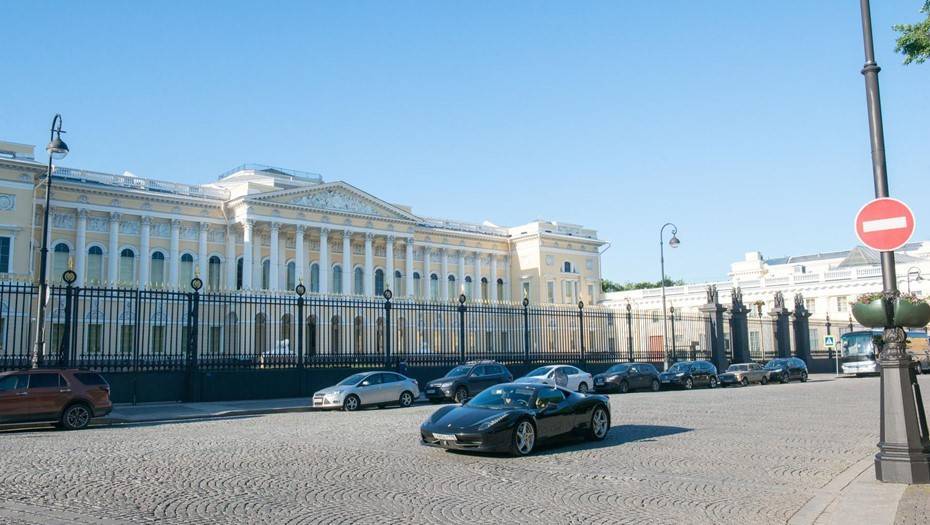 Суд оштрафовал Русский музей за протечки потолка и повреждение штукатурки