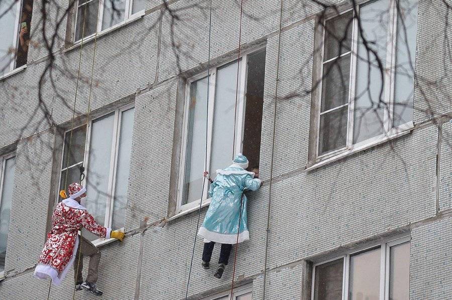 Десант Дедов Морозов высадится на крышу Морозовской больницы в Москве