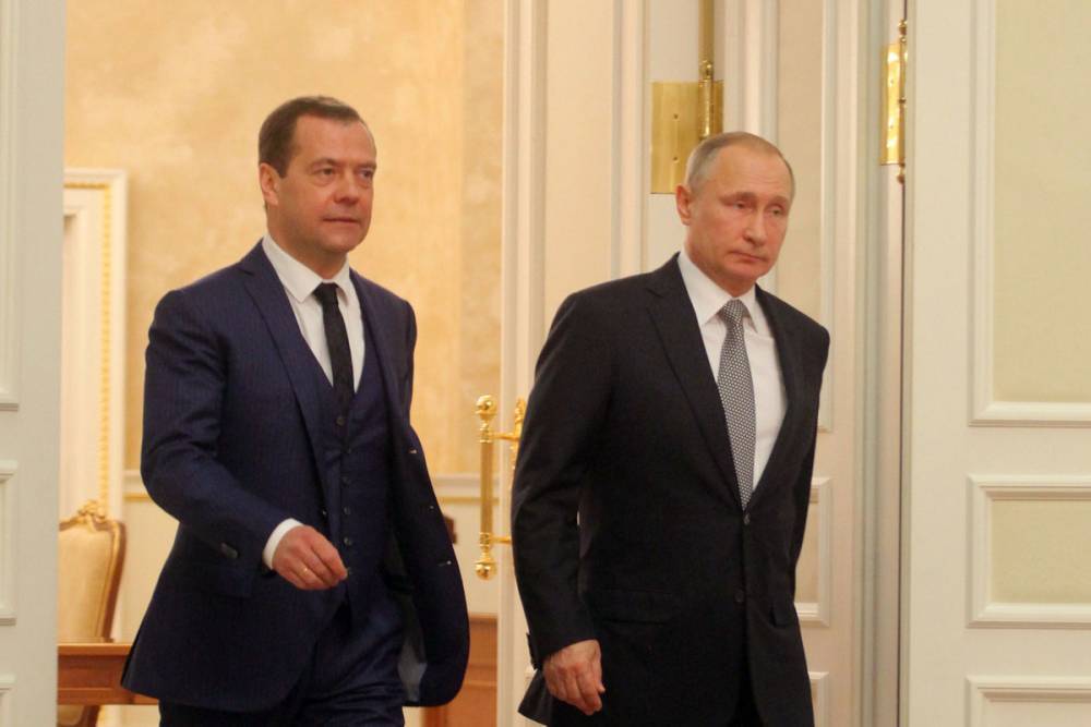 Медведев пожелал Путину &amp;#34;немножко отдохнуть&amp;#34; и пригласил &amp;#34;попить чайку&amp;#34;