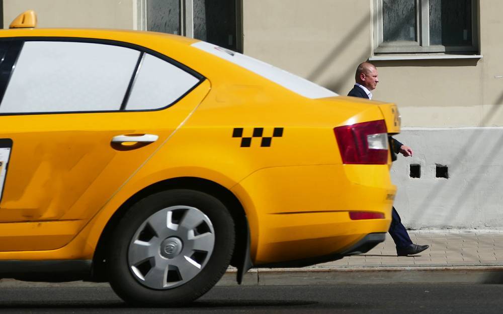 Чиновников хотят пересадить на такси, будет ли экономия?
