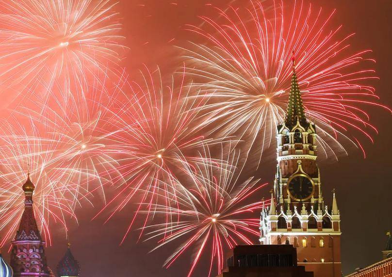 Салюты в честь Нового года запустят в 20 парках Москвы