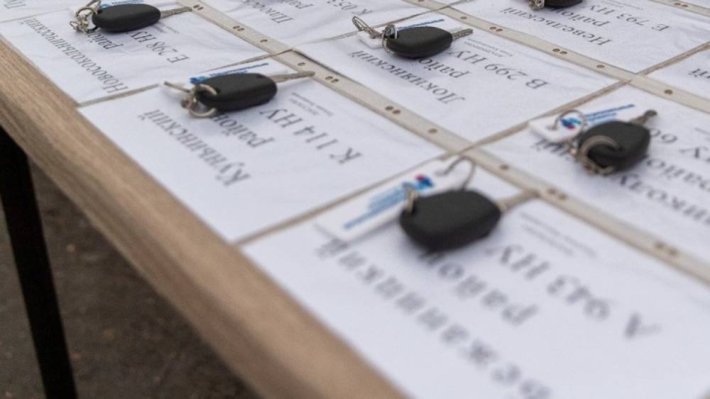 Спасатели Псковской области получили из рук Ведерникова ключи от новых спецмашин