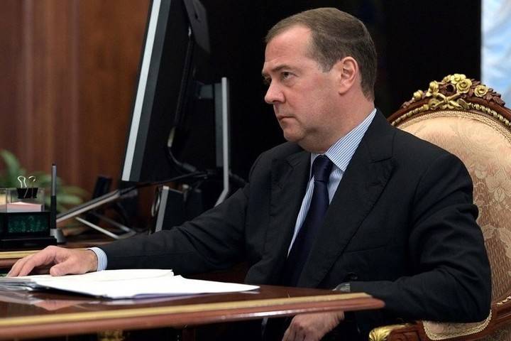 Медведев сообщил правительству плохую новость: &amp;#34;Елочка не горит&amp;#34;