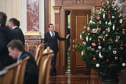 Медведев пожелал Путину немножко отдохнуть