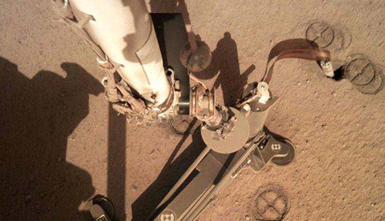 Бур зонда InSight продолжит работу на Марсе после Нового года