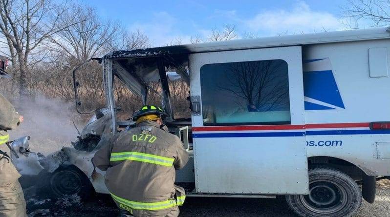 Почтальон спас Рождество, когда загорелся его грузовик с подарками