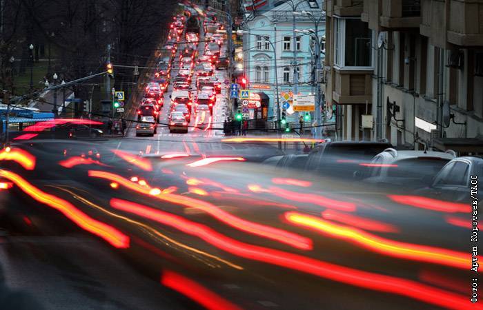 Москвичам посоветовали отказаться от поездок на личных авто вечером в среду
