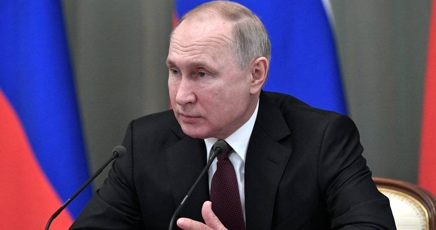 Путин потребовал от чиновников неукоснительно следовать интересам граждан