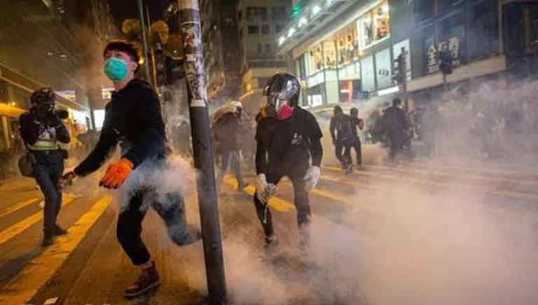 В Гонконге новая вспышка насилия: протестующие громят кофейни