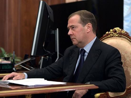 Медведев сообщил правительству плохую новость: «Елочка не горит»