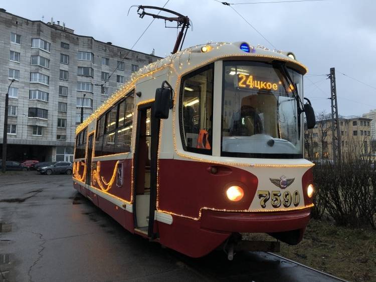 Кондуктор «волшебного трамвая» рассказал, как создает новогоднее настроение пассажирам