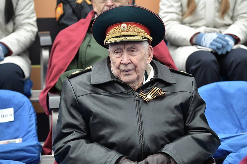 "Настоящий патриот": Шойгу выразил соболезнования в связи со смертью Гареева