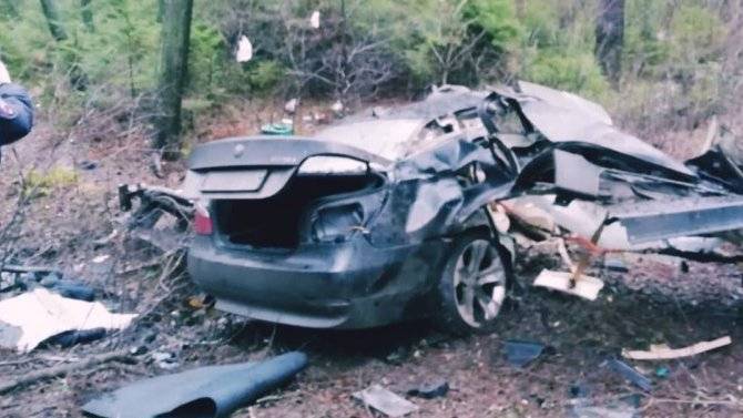 В Комарово BMW влетела в дерево – два человека погибли