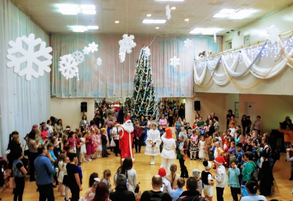В Петрозаводске дети из многодетных семей и инвалиды побывали на новогоднем представлении