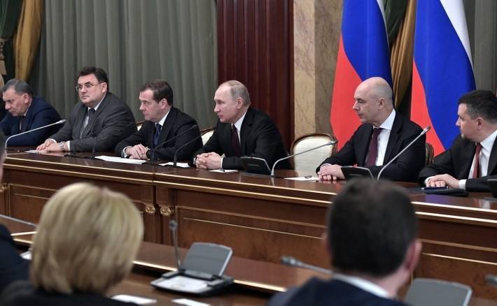 Путин призвал развивать экономику не на словах
