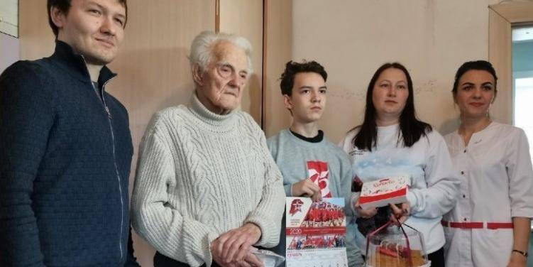 Активисты ОНФ и "Волонтеры Победы" организовали всероссийскую акцию "С Новым годом, ветеран"