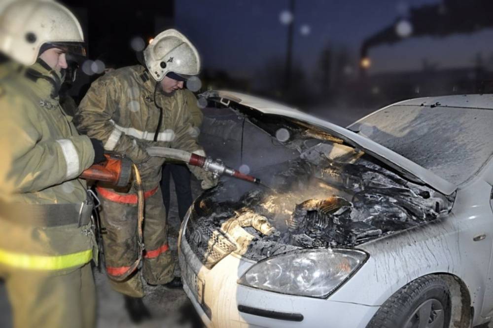 Спасатели потушили горящий автомобиль в Кильдинстрое