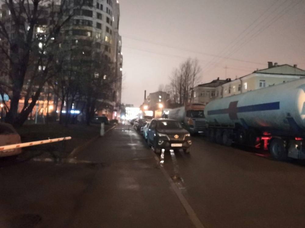 Фуры и легковые авто замерли на Заозерной улице из-за ДТП
