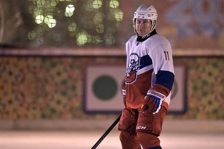 Путин вышел на каток на Красной площади поиграть в хоккей