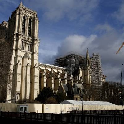 У Собора Парижской Богоматери установили гигантский башенный кран