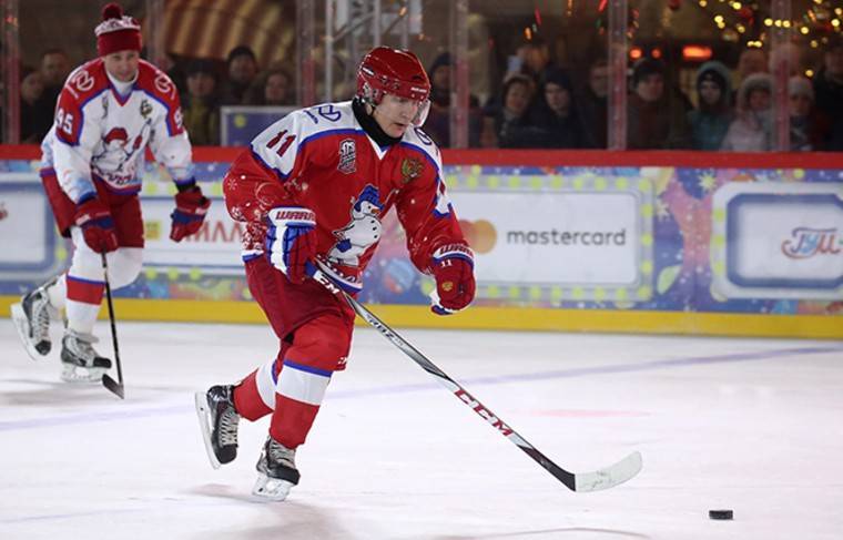 Путин участвует в хоккейном матче на Красной площади