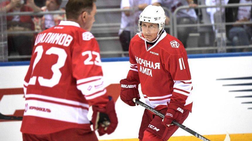 Путин вышел на лед катка на Красной площади в матче Ночной хоккейной лиги