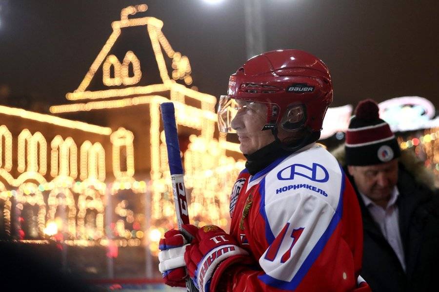 Путин принял участие в матче Ночной хоккейной лиги на катке на Красной площади