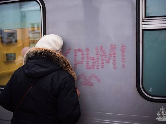 Украинские «патриоты» продолжают изгаляться над крымчанами, встречающими поезда