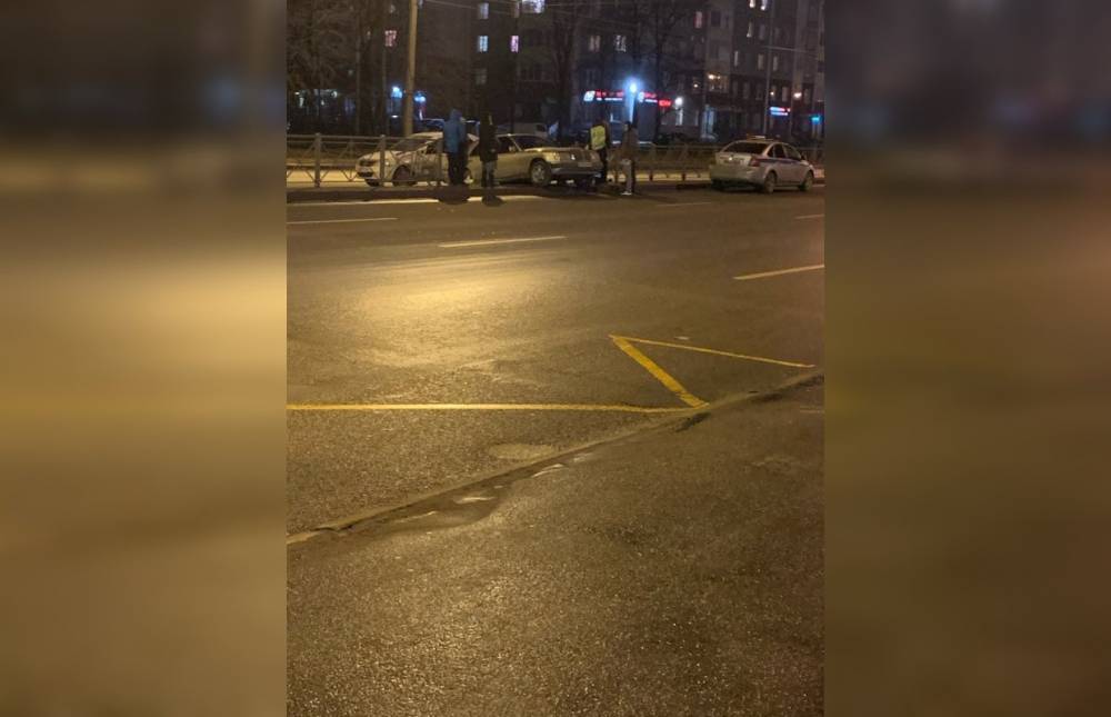Автомобиль застрял в ограждении на проспекте Большевиков из-за ДТП